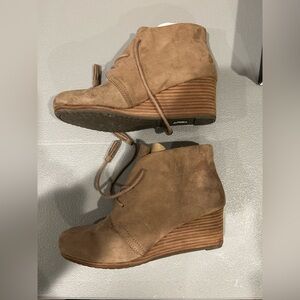 Dr Scholls Dakota Stucco (tan) Wedge Ankle Booties